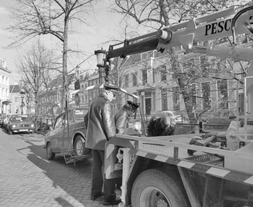 882174 Afbeelding van het wegtakelen van een personenauto door de verkeerspolitie, op de westzijde van de Nieuwegracht ...